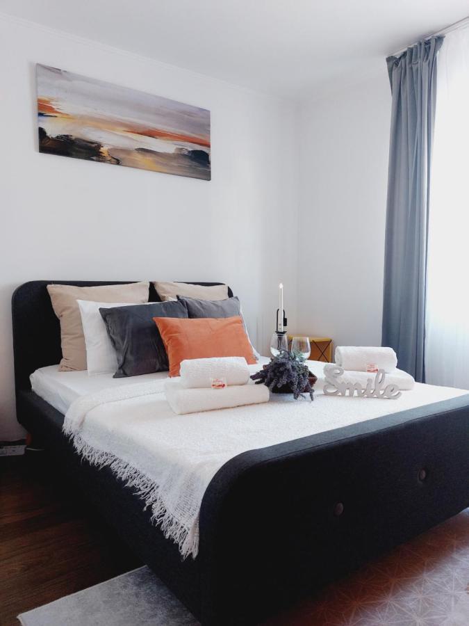 Cozy Apartment In The Center Of Bucarest Esterno foto